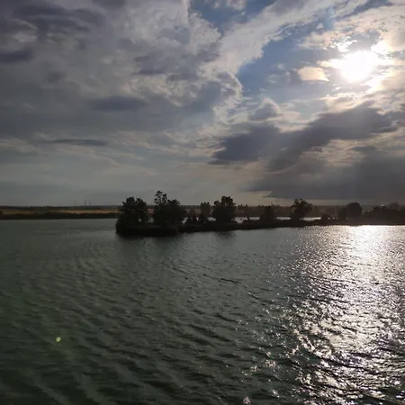 Romantic Lakeside Retreat - Nature Sport Near Bp Holiday home