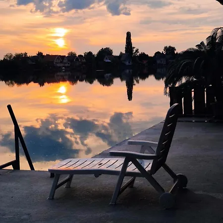 Romantic Lakeside Retreat - Nature Sport Near Bp Holiday home